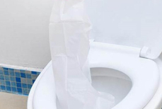 Почему нельзя протирать сиденья унитаза туалетной бумагой