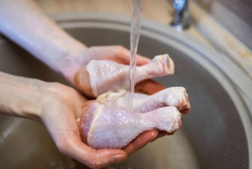 Нужно ли мыть курицу перед приготовлением