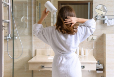 Почему нельзя спать с мокрыми волосами