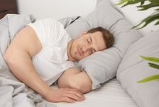 Почему категорически нельзя спать на двух подушках