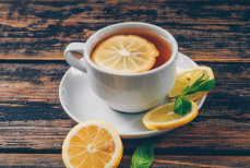 Почему никогда нельзя бросать лимон в горячий чай