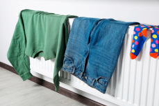 Почему нельзя сушить одежду на батарее