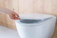 Почему нужно обязательно закрывать крышку унитаза