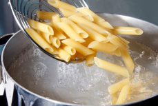 Почему не нужно сливать воду с макарон