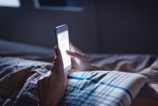 Почему нельзя пользоваться телефоном перед сном