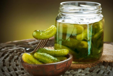 Почему нельзя выливать рассол из огурцов