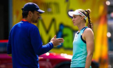 «Это настоящая любовь!». Соболенко удивила заявлением об отношениях Рыбакиной со скандальным тренером