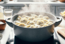 Зачем при варке пельменей нужно добавлять холодную воду