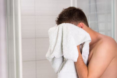 Почему нельзя вытирать лицо полотенцем