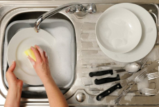 Почему нельзя оставлять грязную посуду в раковине на ночь