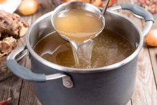 Нужно ли сливать первую воду во время варки мяса