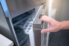 Почему нельзя хранить майонез в дверце холодильника