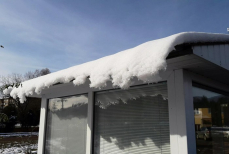 Как убрать снег с крыши одним движением — лопата не нужна и подниматься не надо. Быстрый и безопасный способ