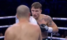 Быстрым нокаутом обернулся главный бой вечера бокса за титул чемпиона. Видео