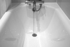 Три ложки этого копеечного средства — и ванна станет как новая. Ни налета, ни плесени