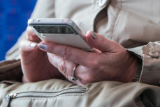 Чем опасен телефон, купленный с рук