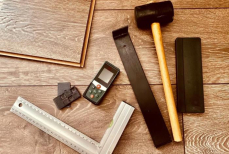 Убираем трещины и сколы на ламинате за секунды — достаточно двух компонентов. Напольное покрытие сразу станет новым