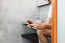 Почему нельзя долго сидеть в туалете с телефоном