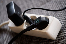 Какие семь бытовых электроприборов нельзя выключать из розетки