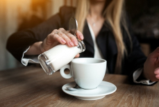 Верно ли, что кофе лучше пить с молоком или сливками