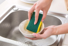Почему нельзя мыть посуду губкой