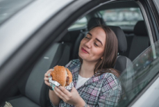 Почему никогда не следует есть в машине