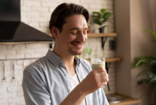 Названо молоко, которое полезно для сердца и желудка — утром лучше всего пить именно его. И это не коровье