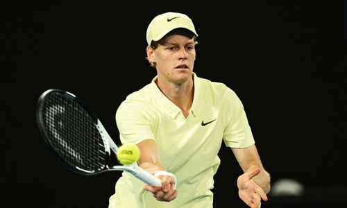 Разгром в трех сетах решил исход матча первой ракетки мира за полуфинал Australian Open