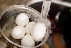 Почти все делают это неправильно. Зачем при варке яиц кидать в воду горсть соды — эффект поразит