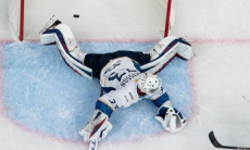 Шведский вратарь «Барыса» пропустил курьезный гол за секунду до сирены. Видео