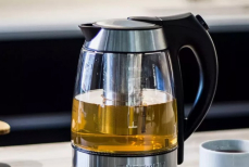 Берём кожуру этого овоща и кладем в чайник. Старая накипь отпадает на глазах — агрессивная химия больше не нужна