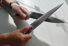 Как быстро и легко заточить нож без инструментов — станет как новый