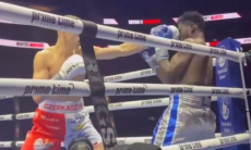Нокаутом после двух нокдаунов закончился бой чемпиона WBC в весе Алимханулы. Видео