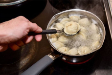 Нужно ли выливать воду после варки пельменей