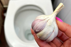 Почему нужно бросать чеснок в унитаз