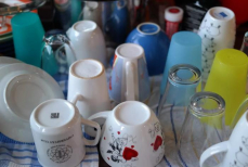 В обычном или перевёрнутом виде — вот как правильно хранить чашки. Решаются сразу четыре проблемы