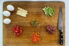 Две ложки и один стакан на разделочную доску — и она как новая. Ни грязи, ни запаха