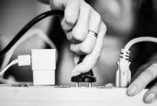 Нужно ли все выключать из розеток во время отключений света