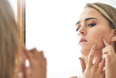 Дерматолог назвала неочевидную причину появления акне