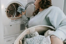 Зачем класть влажную салфетку в стиральную машину