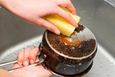 Чем очистить дно сковородки и кастрюли — толстый слой нагара отвалится на глазах