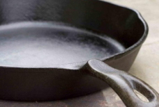 Об этом знают единицы — зачем на самом деле делают отверстие в ручке сковороды