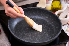 Сковорода будет служить годами — эти три продукта нельзя жарить на антипригарном покрытии