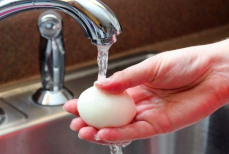 Нужно ли мыть яйца перед приготовлением