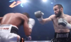 Главный бой вечера бокса за титул уроженца России обернулся быстрым нокаутом. Видео