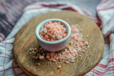 Почему нужно солить воду в унитазе