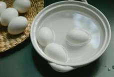 Яйца никогда не будут трескаться во время варки. Нужно добавить один ингредиент