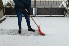 Как правильно использовать соль для борьбы со льдом — главные рекомендации