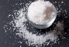 Почему никогда нельзя занимать соль? Об ответе знают единицы