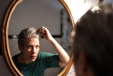 Найден простой способ избавиться от седых волос